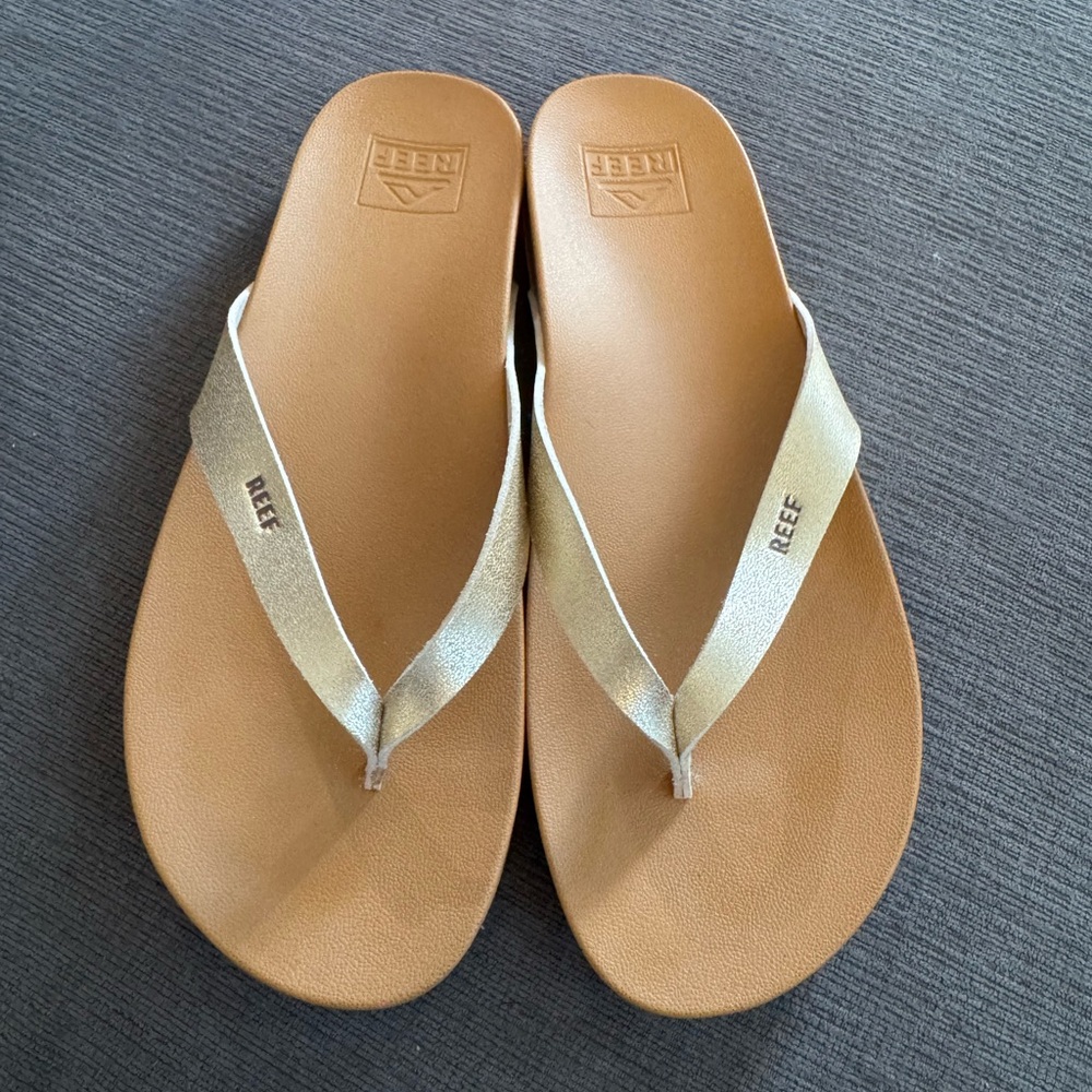 Reef Women’s Gold Metallic Flip Flop Sandals - Picture 2 of 4